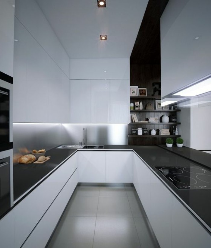 indbyggede garderobeskabe i køkkenet gør rummet mere funktionelt