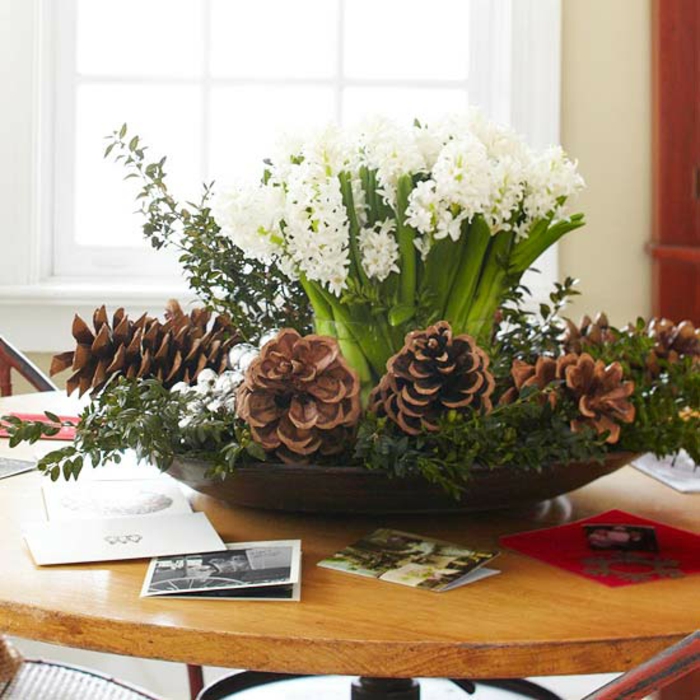 Η διασκευή Advent κάνει τα Χριστούγεννα διακόσμηση πίνακα λουλούδια κουκουνάρια