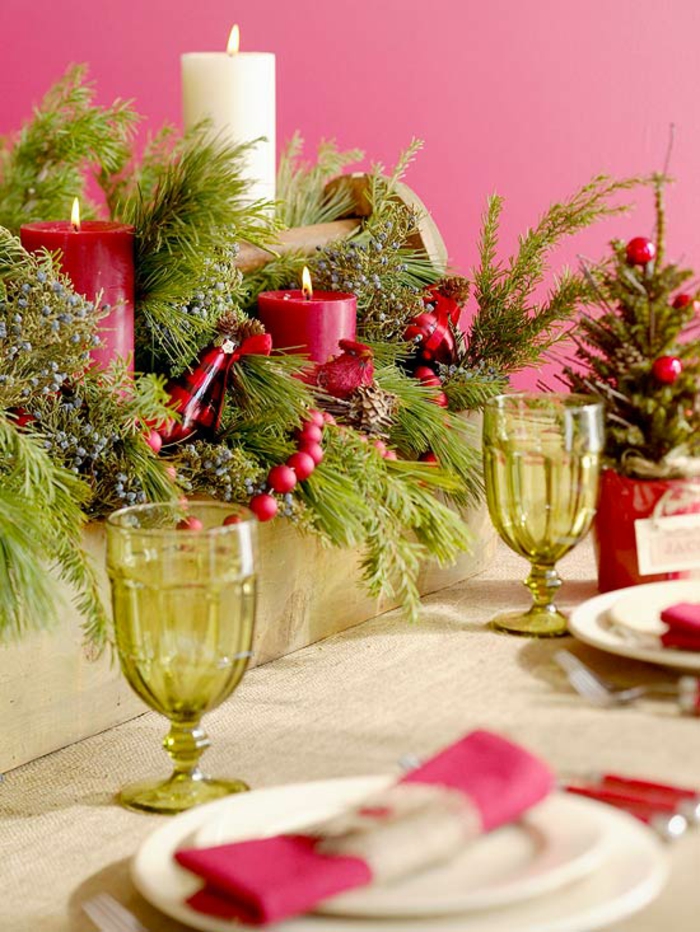 Οι εορταστικές διευθετήσεις καθιστούν τους εορτασμούς των Χριστουγέννων στο τραπέζι κόκκινο