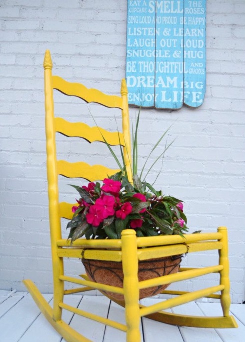 Vanhat tuolit puutarhassa uudella ominaisuudella keltainen swing houkutteleva istutuskoneet