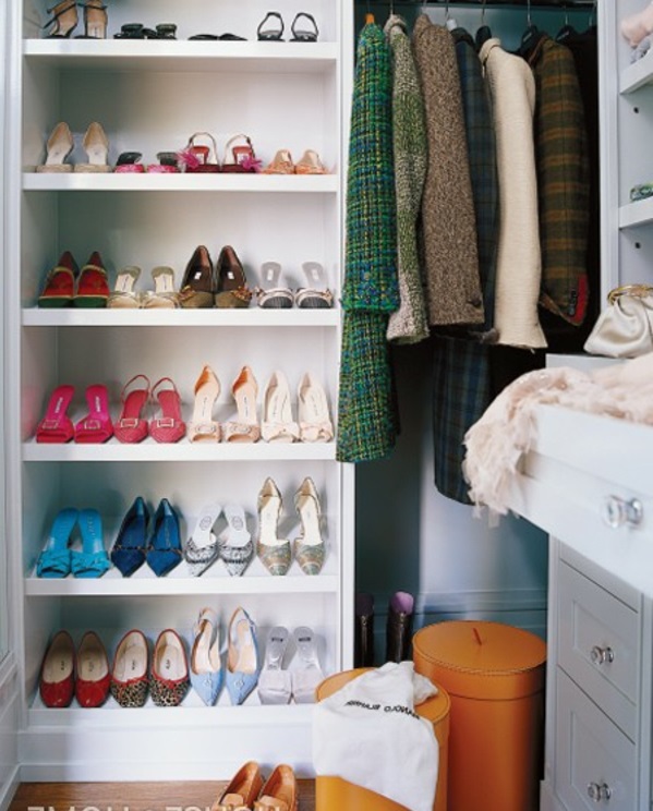 更衣室提供时尚的步入式衣柜鞋
