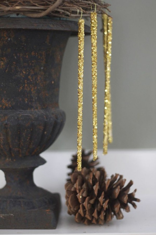 与金色橡子的古董DIY圣诞装饰