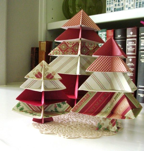 Изработена от опаковъчна хартия Коледните дървета правят хартия с хартия