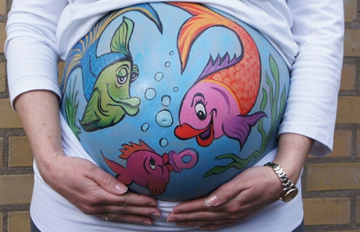 תינוק בטן ציור דגים