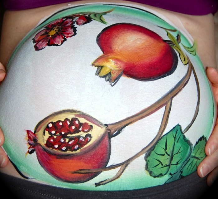 Pictura pe burta de bebelusi cu pomul de mere de granta