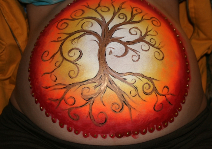 Pictura pe burta de bebelusi cu pomul vietii