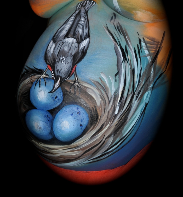 Peinture de ventre bébé avec corbeau