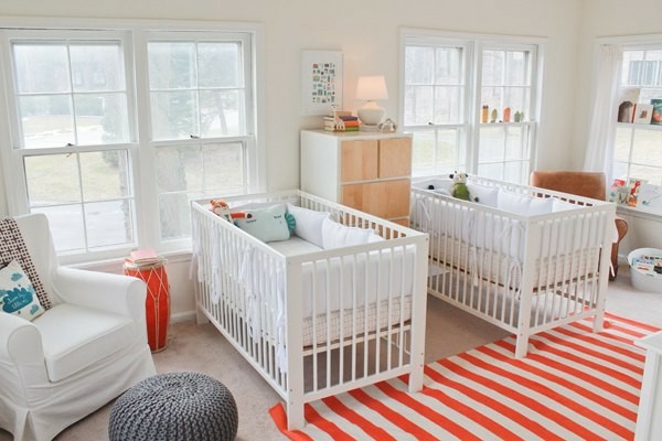 Ejemplos de diseño de habitación de bebé alfombra de rayas rojas