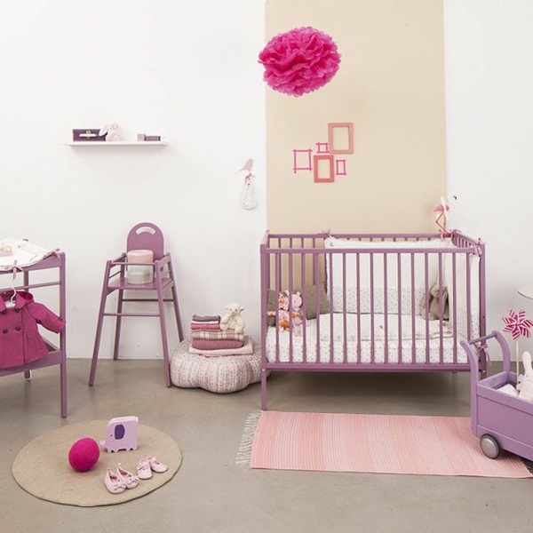 El cuarto de niños adorna la bola de las ideas de la decoración que cuelga rosa