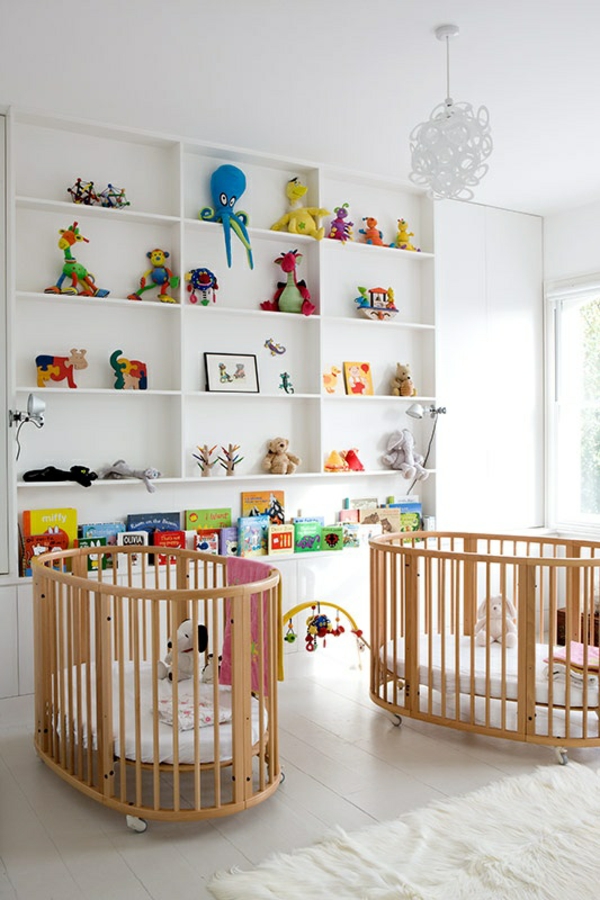 Babykamer speelgoed ontwerp decoratie ideeën planken babybedje