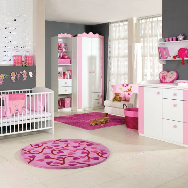 Habitación de bebé decorando ideas alrededor de la alfombra rosa