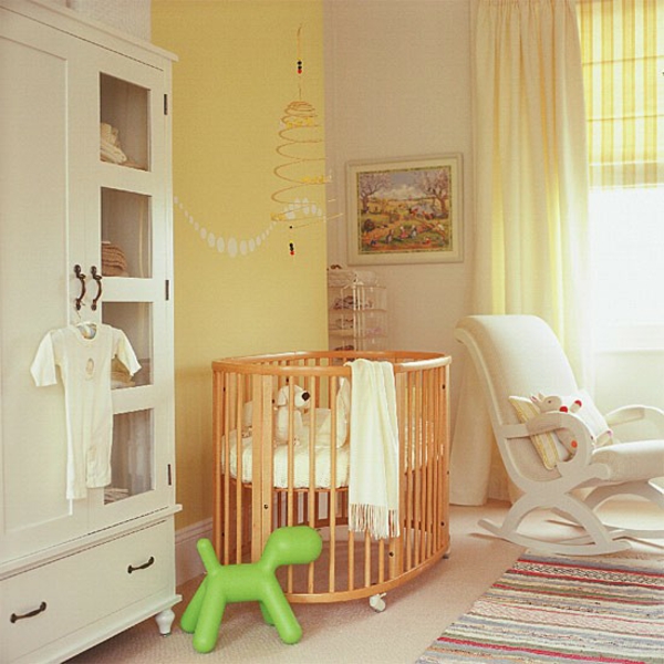 Diseño de pared amarilla de marco de cortinas de habitación de bebé