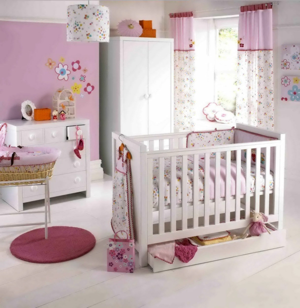 Habitación de bebé morada delicada decoración alfombra rosa