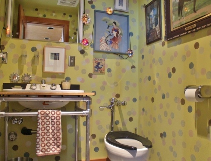 kylpyhuone uudelleensuunnittelu retro aksentti seinämaalaukset