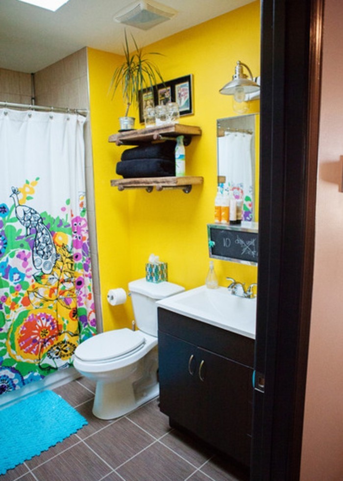 kylpyhuone uudelleensuunnittelu seinämaali keltainen