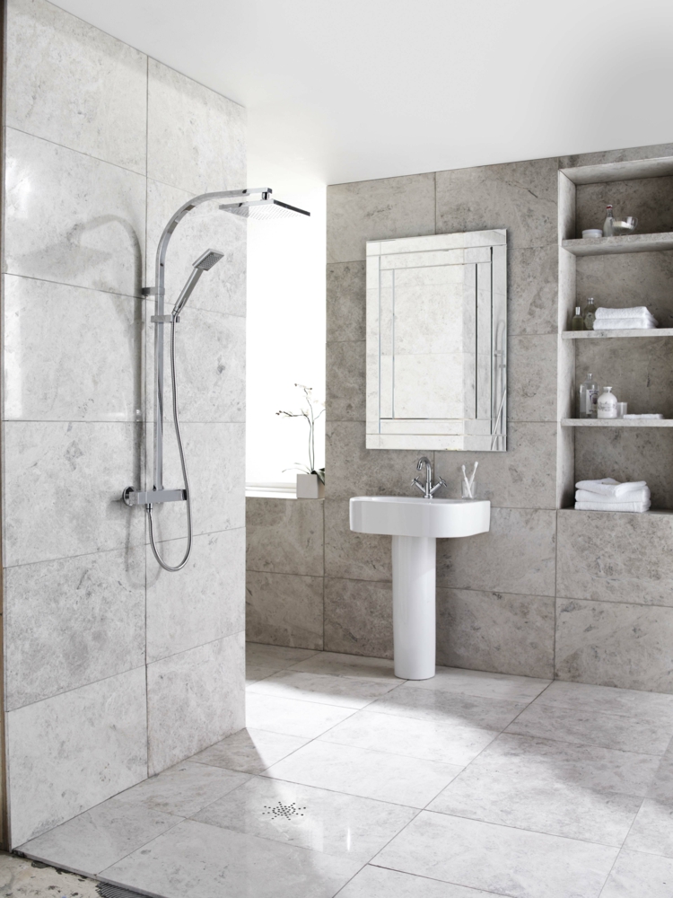 Badkamermeubilair badkamertegels grijze travertijn tegels moderne badkamer