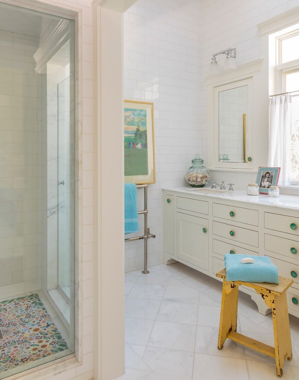 浴室在破旧别致的风格明亮的浴室瓷砖蓝色点缀