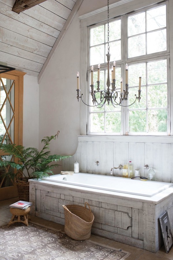 浴室采用破旧别致的风格材料和色彩组合枝形吊灯