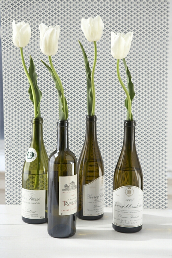Håndværk ideer-til-DIY projekter-fra vin flaske blomster-vase-tulipaner