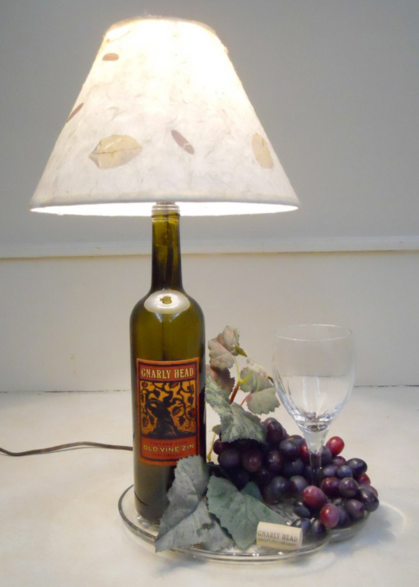 Elaboración de ideas para proyectos de bricolaje a partir de una lámpara de mesa con botellas de vino
