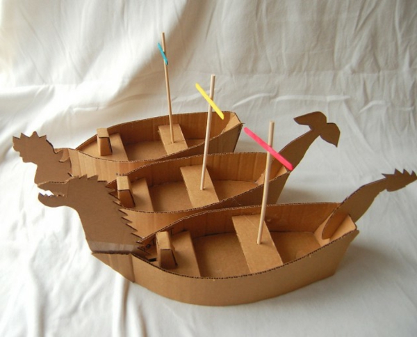 Kartonnen boot voor kinderen van kinderen