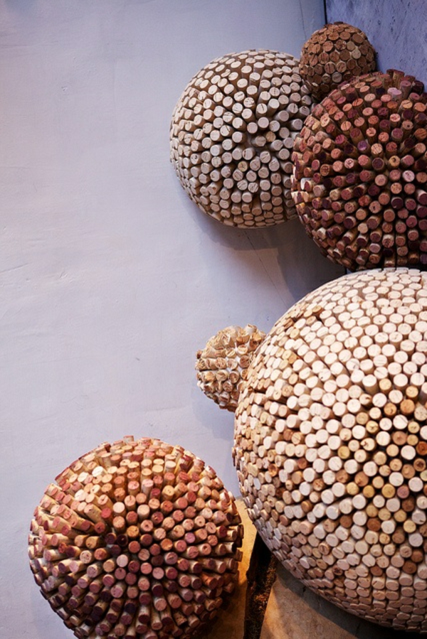 Crafting massieve installatie van Cork ball decoration