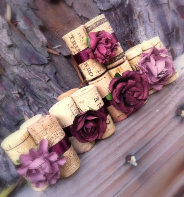 Het maken van deco voor romantische kurken paarse bloemen