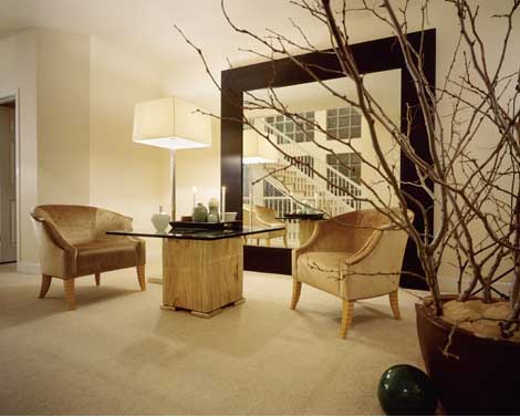 Árbol macetas sillón mesa lámpara moderna
