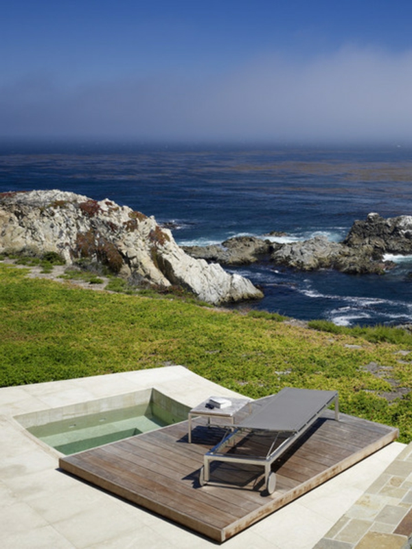 Badkuip in de tuin gebouwd in beton natuur rots strand