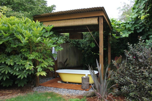 Badkuip in de tuin geschilderd metaalgeel