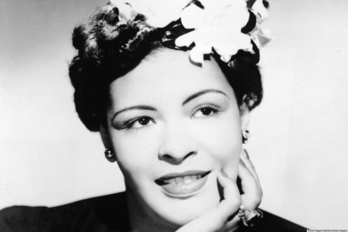 Coiffure de Billie Holiday avec des coiffures de fleurs des années 50