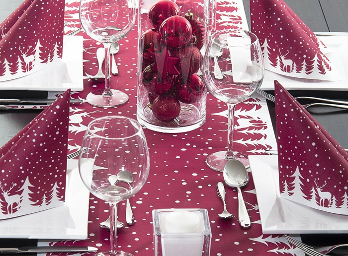 Bordeaux-värinen joulupöytä