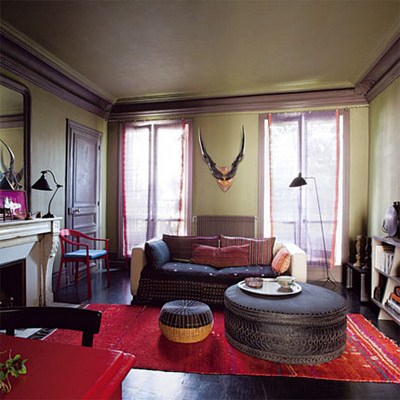 Marrón, techo, sala de estar, chimenea, alfombra, tabla