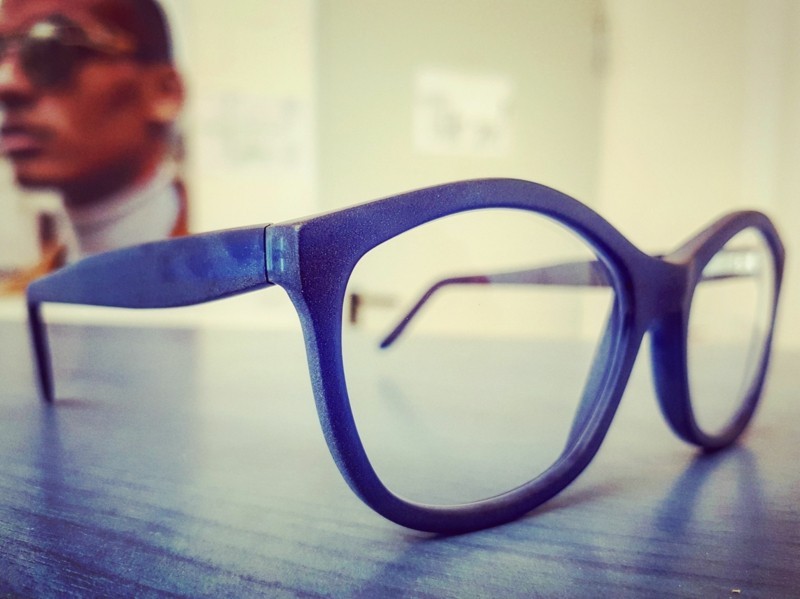 Brillen ontwerpen zelfs bijpassend brillenglas