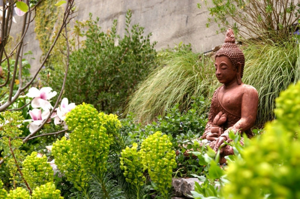 Recién plantar figuras de Buda en el jardín