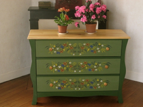 Πολύχρωμο ζωγραφισμένο έπιπλο dresser πράσινο ξύλινο πιάτο λουλουδιών