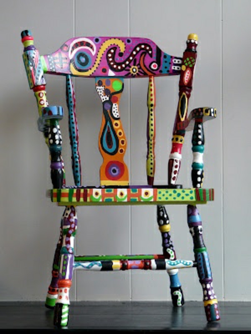 Πολύχρωμη ζωγραφισμένη κουζίνα έπιπλα καρέκλα ελκυστικό ξύλο