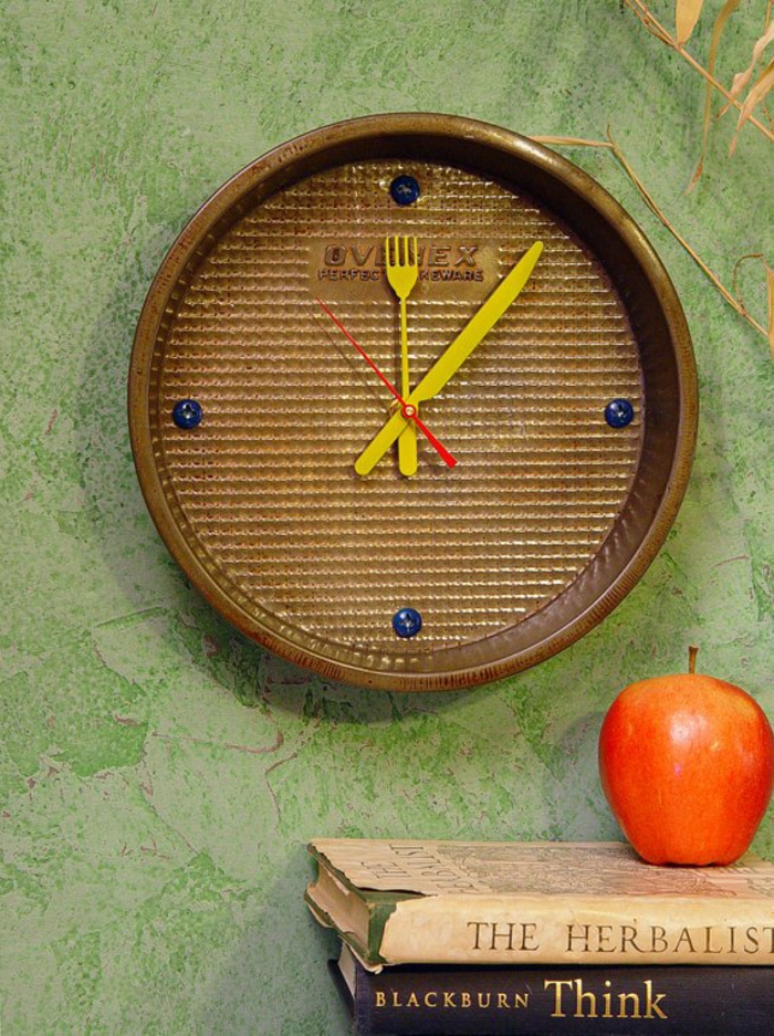 upcycling идеи кухненски прибори от стари прави нови идеи за занаятите DIY занаяти идеи стари küchenkrams печене лист като часовник