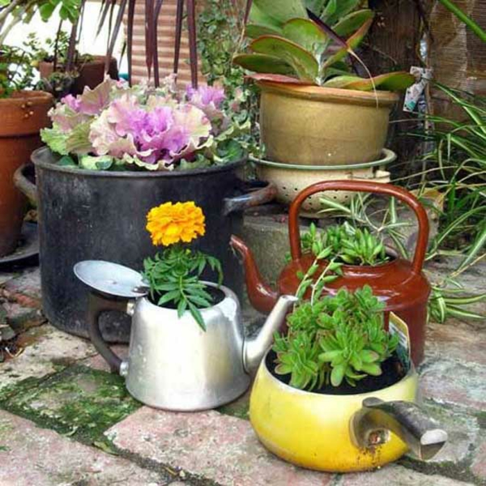upcycling ideoita keittiövälineet vanhasta tekee uuden Craft Ideas DIY veneet ideoita vanha küchenkrams stew pot kettle kukkaruukku