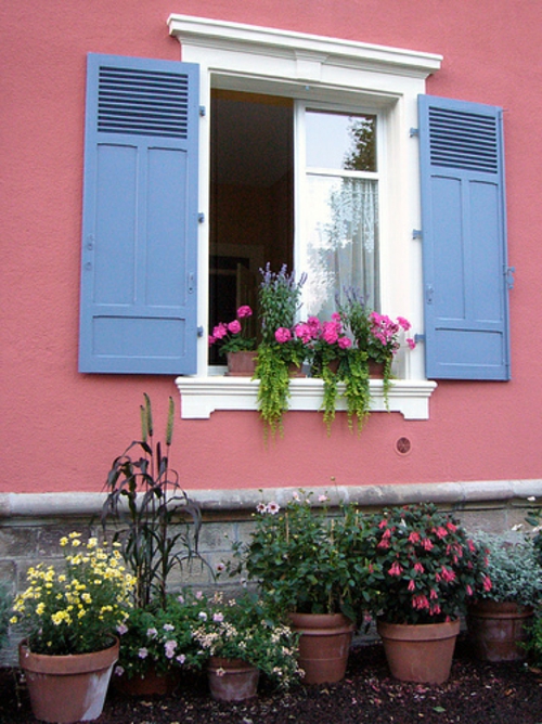 De koele tuindecoratie bloeit de bloemdoos van de vensterlader