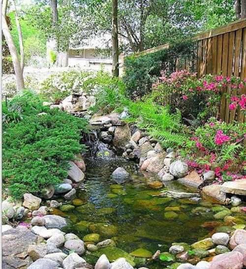 Enfriar la decoración del jardín flores piedras agua agradable