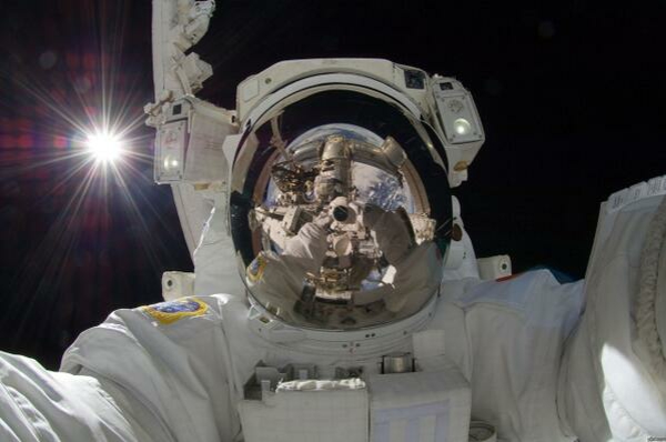 Koele selfies nemen foto's van zichzelf extreem kosmonaut