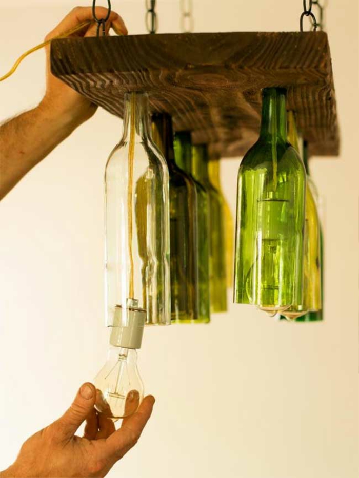 Faites vous-même la décoration DIY avec des bouteilles en verre lustre avec des flûtes à vin