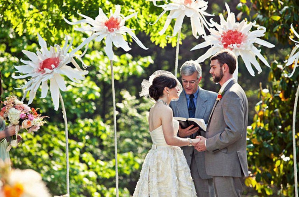 DIY bruiloften grote deco ideeën bloemen gras