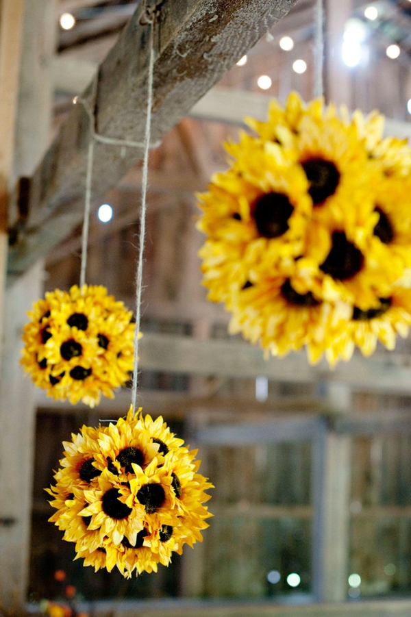 gele bruiloft decoreren zonnebloemen opknoping