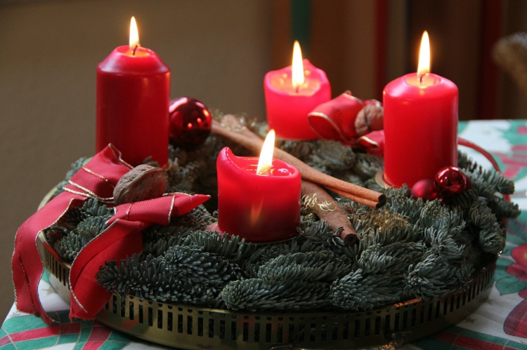 DIY的想法圣诞装饰出现花圈与红蜡烛