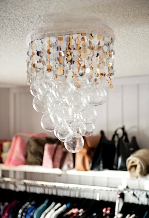 DIY lysekrone laget av vintage smykker glassbobler