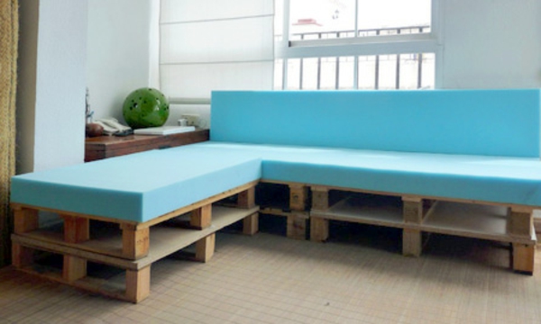 DIY møbler laget av europallets fargerike tallerkener sofa