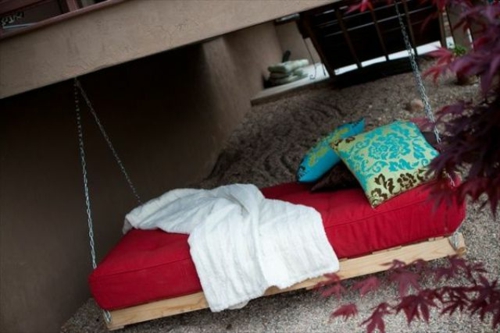 DIY swing Euro palets almohadillas rojo almohada turquesa