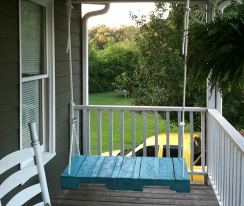 DIY swing laget av europallets malt blå veranda